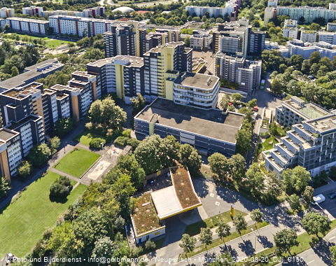 20.08.2020 - Marx-Zentrum und Karl-Marx-Ring 52-62 und Studentenwohnheim in Neuperlach