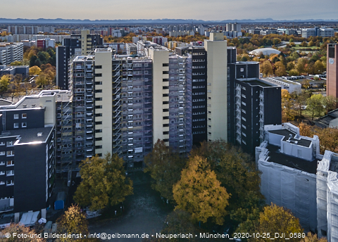 25.10.2020 - Marx-Zentrum und Karl-Marx-Ring 52-62 und Studentenwohnheim in Neuperlach