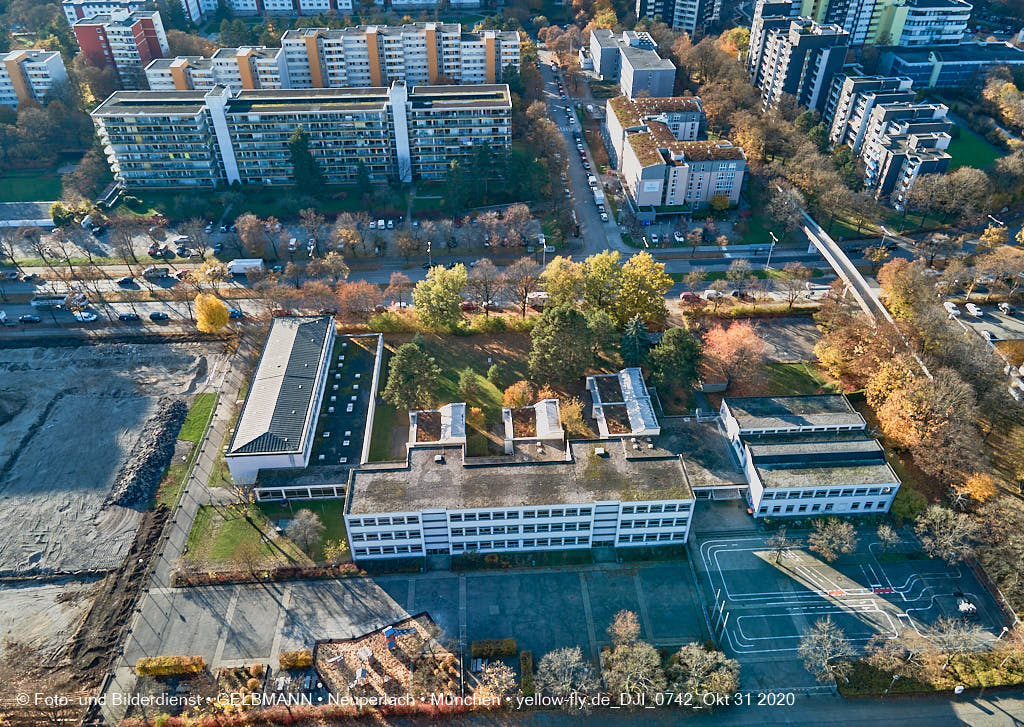 31.10.2020 - Grundschule am Karl-Marx-Ring von Oben in Neuperlach