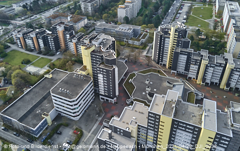 30.04.2021 - Marx-Zentrum und Karl-Marx-Ring 52-62 und Studentenwohnheim in Neuperlach