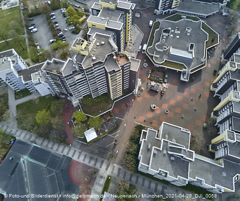 30.04.2021 - Marx-Zentrum und Karl-Marx-Ring 52-62 und Studentenwohnheim in Neuperlach