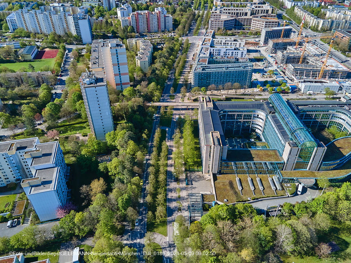 14.05.2021 - Luftaufnahmen vom Perlach Plaza mit Loge No.1 und Loge No.2 in Neuperlach