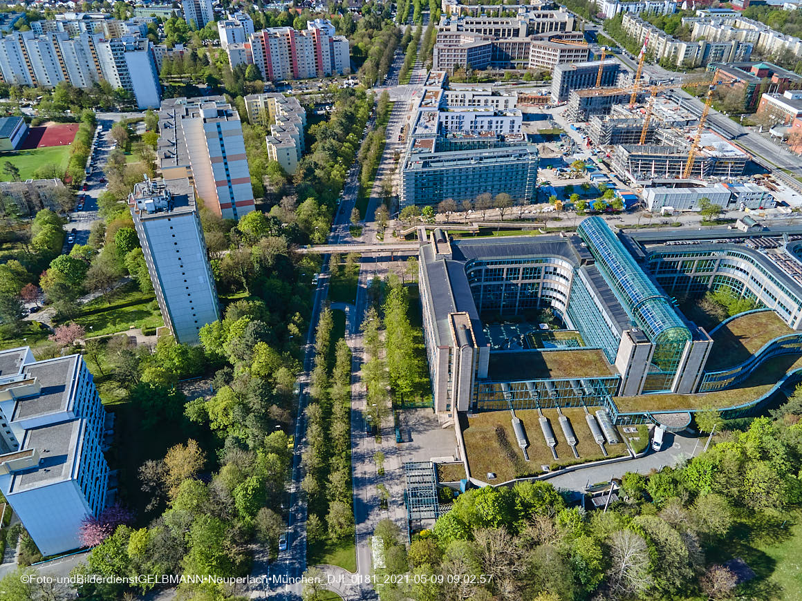 14.05.2021 - Luftaufnahmen vom Perlach Plaza mit Loge No.1 und Loge No.2 in Neuperlach