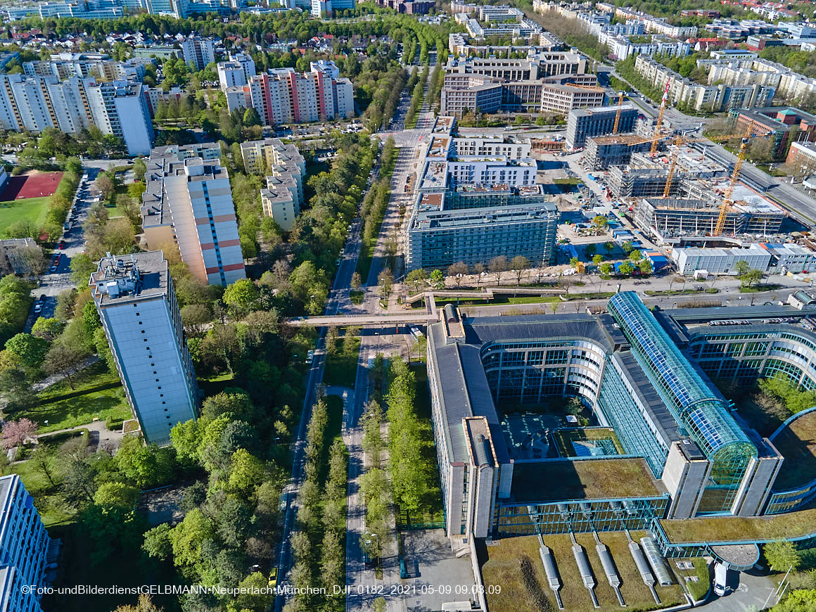 14.05.2021 - Luftaufnahmen vom Perlach Plaza mit Loge No.1 und Loge No.2 in Neuperlach