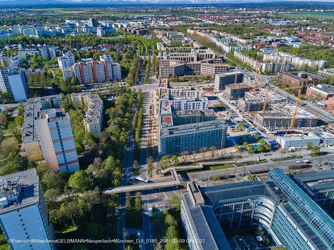 14.05.2021 - Luftaufnahmen vom Perlach Plaza mit Loge No.1 und Loge No.2 in Neuperlach