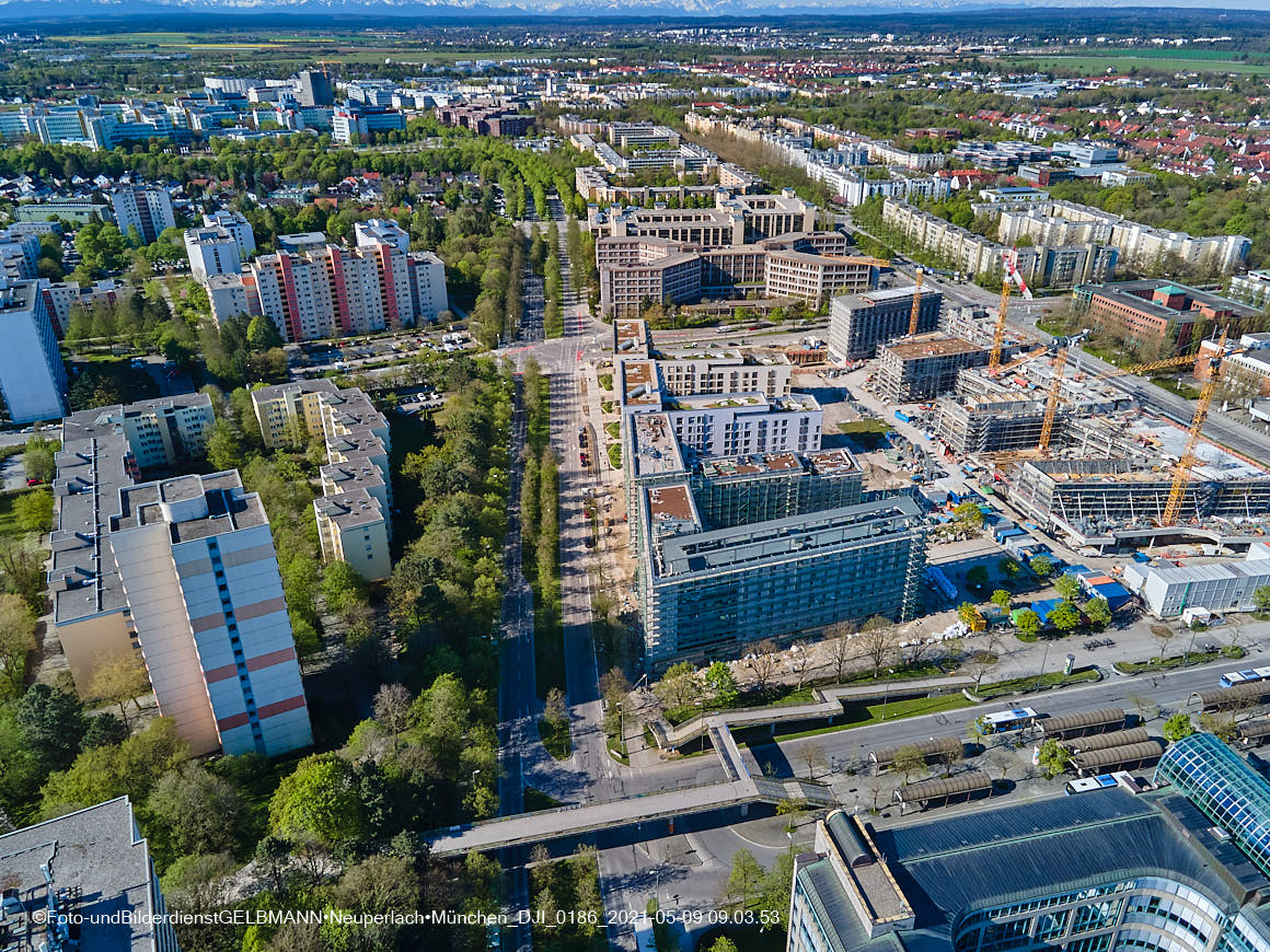 14.05.2021 - Luftaufnahmen vom Perlach Plaza mit Loge No.1 und Loge No.2 in Neuperlach