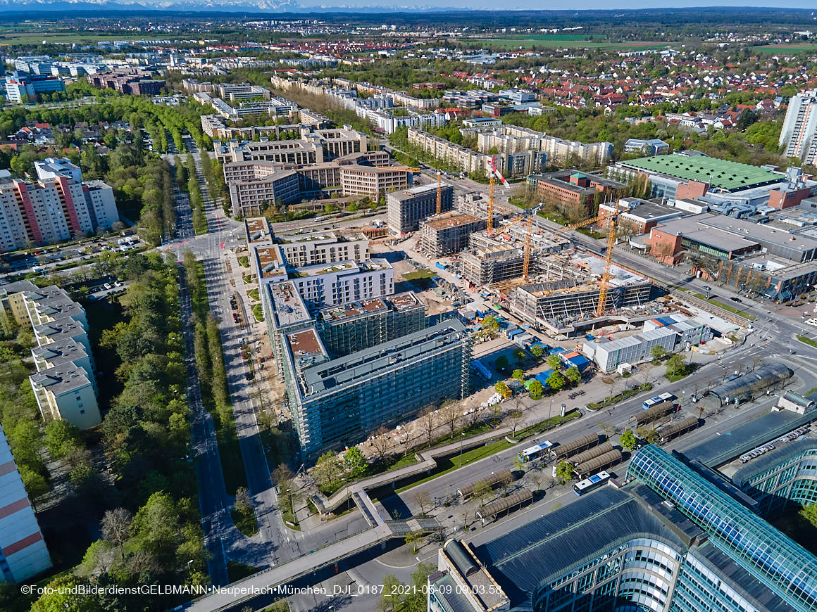 14.05.2021 - Luftaufnahmen vom Perlach Plaza mit Loge No.1 und Loge No.2 in Neuperlach