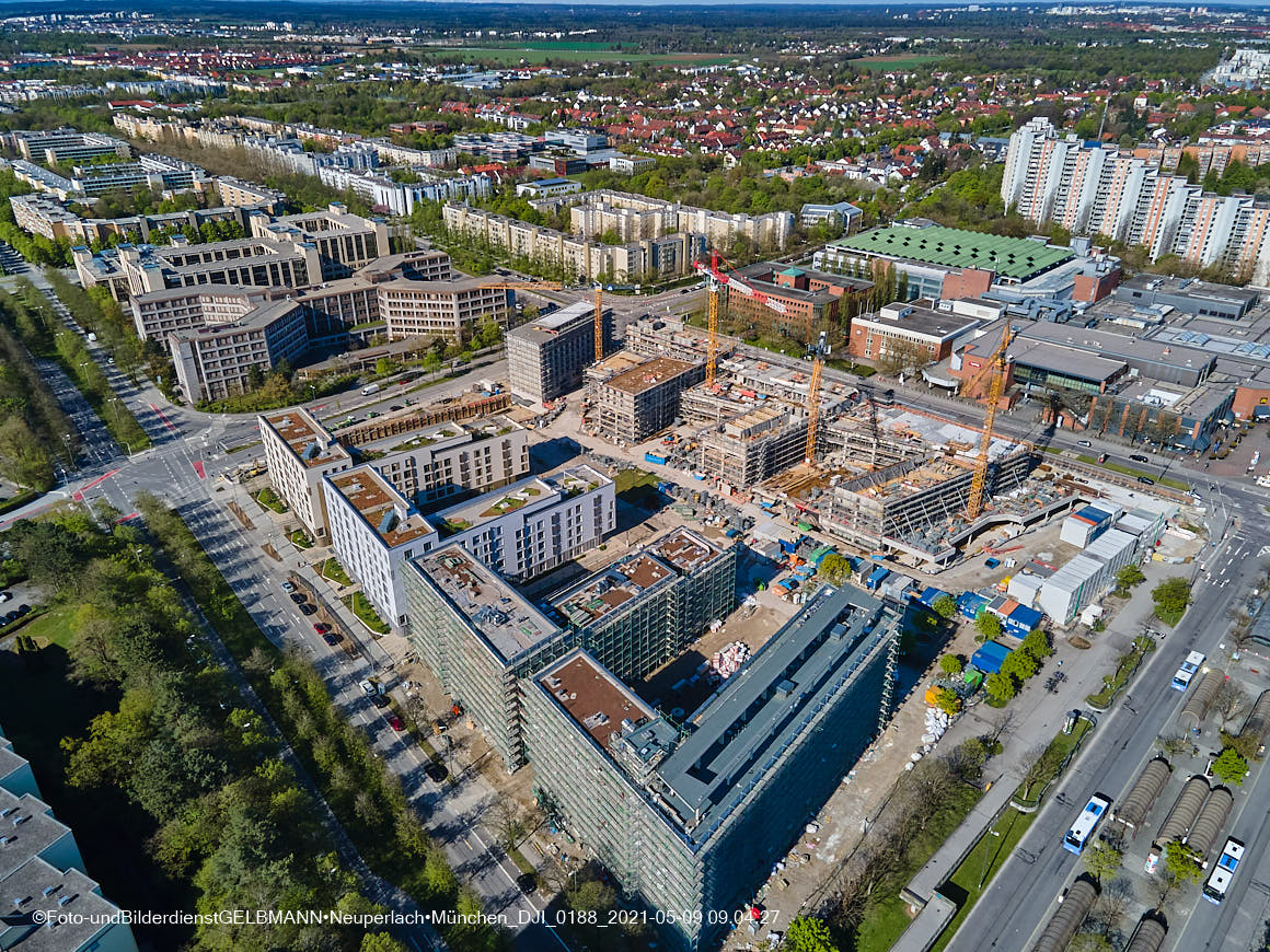 14.05.2021 - Luftaufnahmen vom Perlach Plaza mit Loge No.1 und Loge No.2 in Neuperlach
