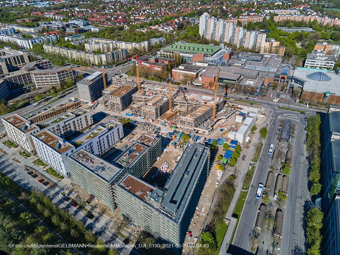 14.05.2021 - Luftaufnahmen vom Perlach Plaza mit Loge No.1 und Loge No.2 in Neuperlach