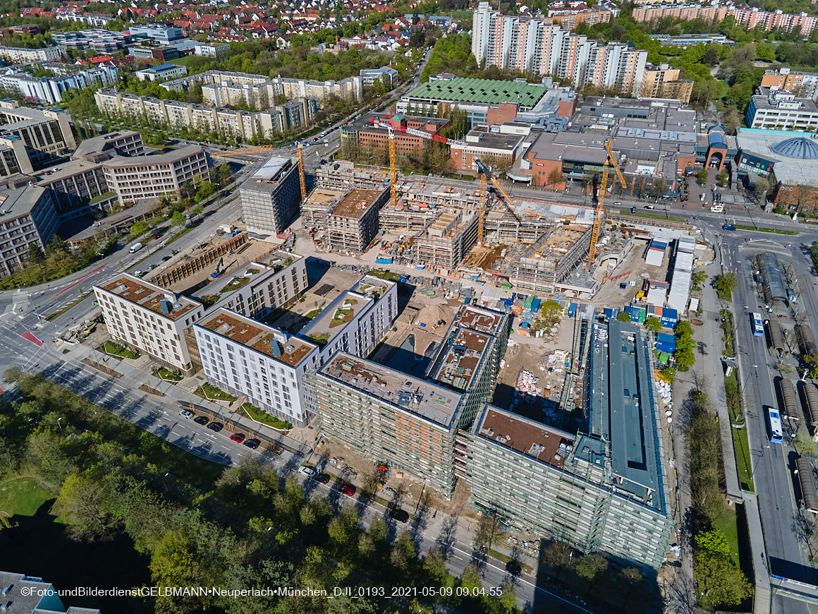 14.05.2021 - Luftaufnahmen vom Perlach Plaza mit Loge No.1 und Loge No.2 in Neuperlach