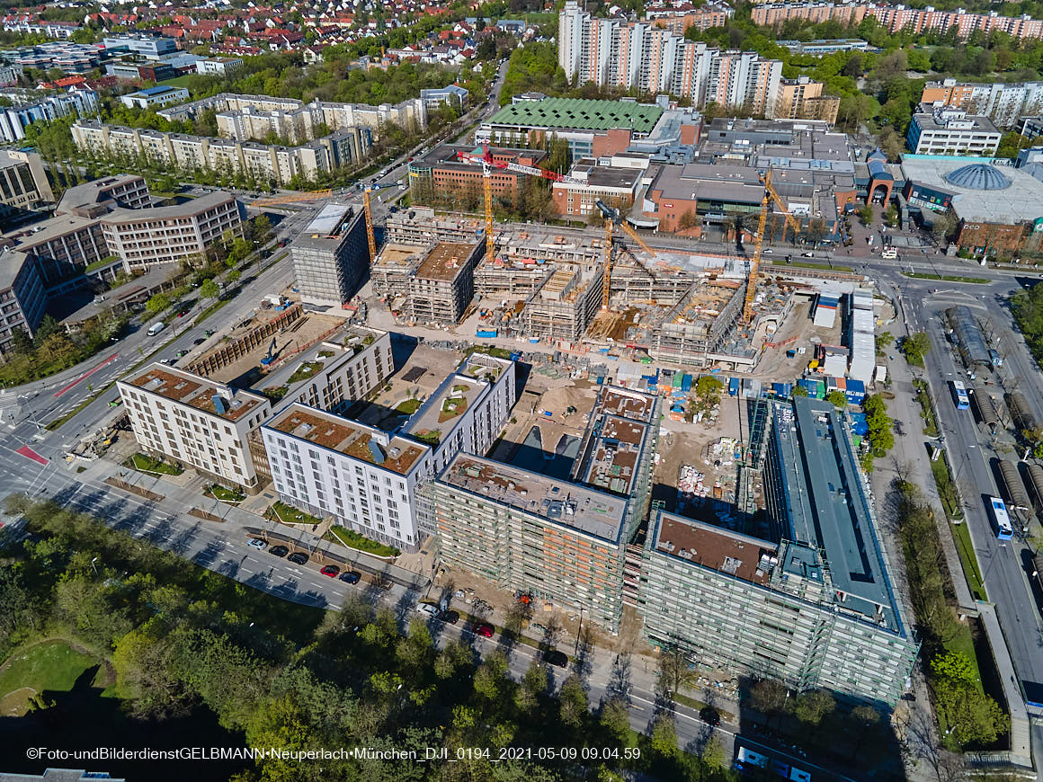 14.05.2021 - Luftaufnahmen vom Perlach Plaza mit Loge No.1 und Loge No.2 in Neuperlach