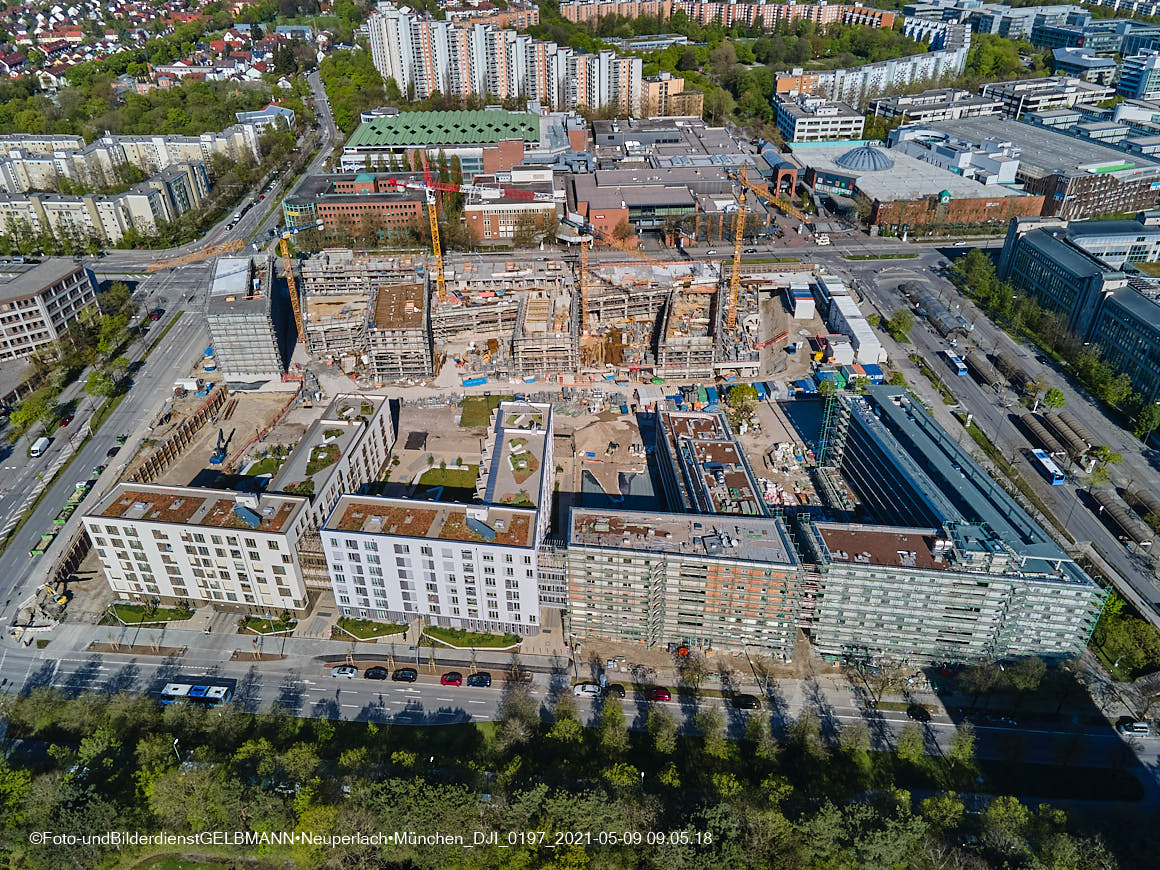 14.05.2021 - Luftaufnahmen vom Perlach Plaza mit Loge No.1 und Loge No.2 in Neuperlach