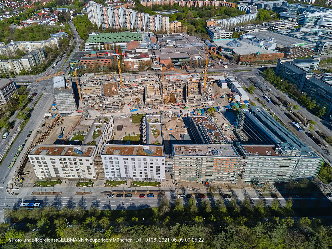 14.05.2021 - Luftaufnahmen vom Perlach Plaza mit Loge No.1 und Loge No.2 in Neuperlach