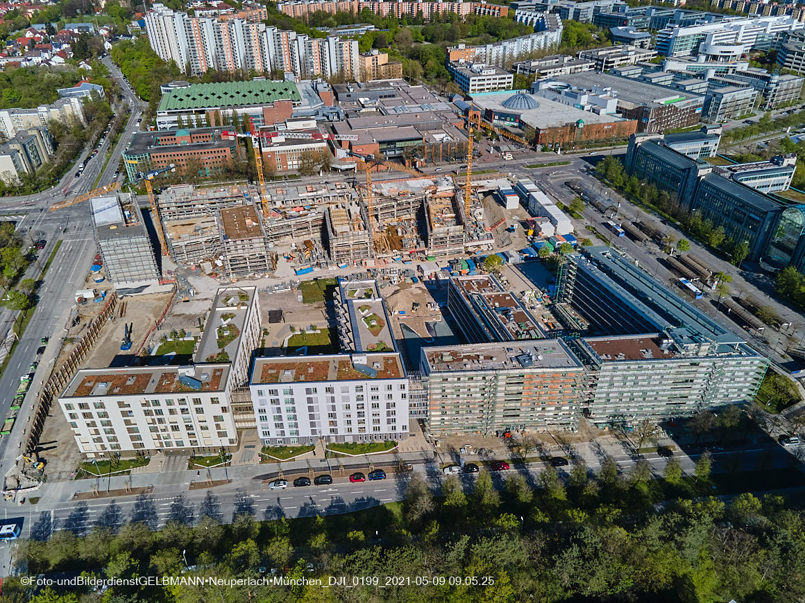 14.05.2021 - Luftaufnahmen vom Perlach Plaza mit Loge No.1 und Loge No.2 in Neuperlach