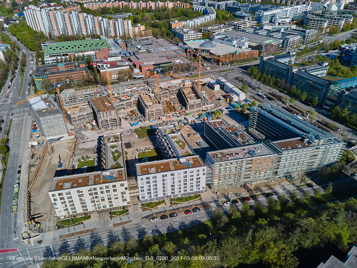 14.05.2021 - Luftaufnahmen vom Perlach Plaza mit Loge No.1 und Loge No.2 in Neuperlach