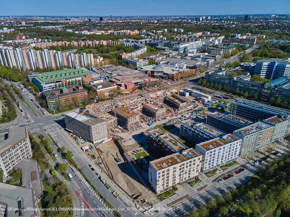 14.05.2021 - Luftaufnahmen vom Perlach Plaza mit Loge No.1 und Loge No.2 in Neuperlach