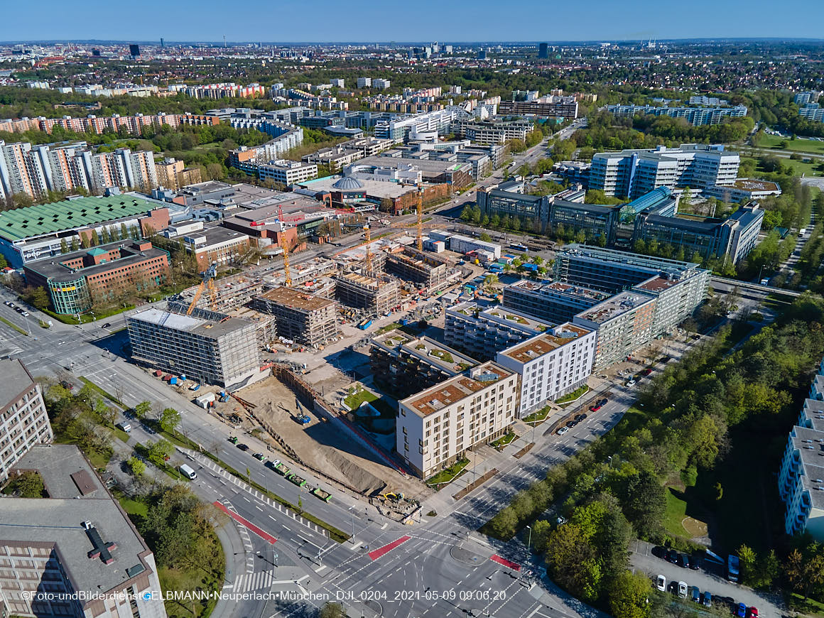 14.05.2021 - Luftaufnahmen vom Perlach Plaza mit Loge No.1 und Loge No.2 in Neuperlach