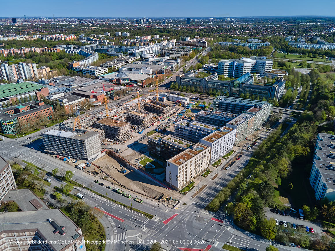 14.05.2021 - Luftaufnahmen vom Perlach Plaza mit Loge No.1 und Loge No.2 in Neuperlach