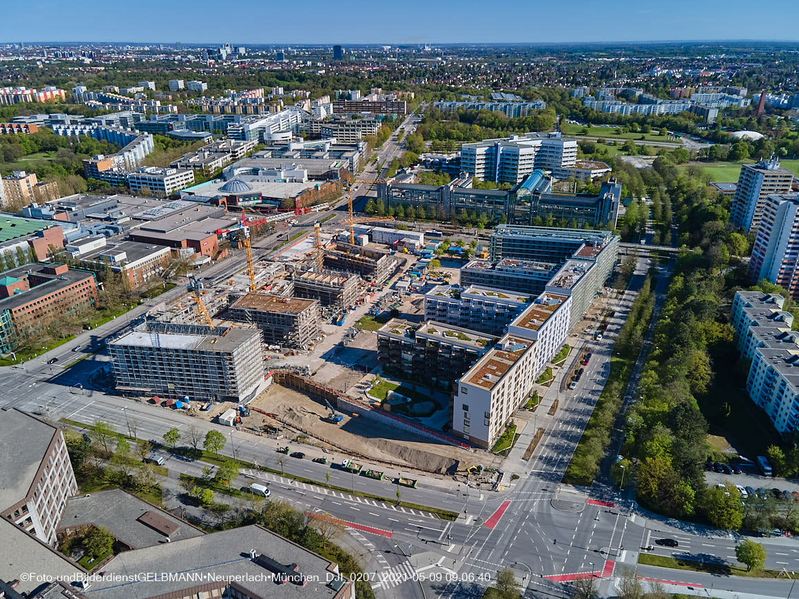 14.05.2021 - Luftaufnahmen vom Perlach Plaza mit Loge No.1 und Loge No.2 in Neuperlach