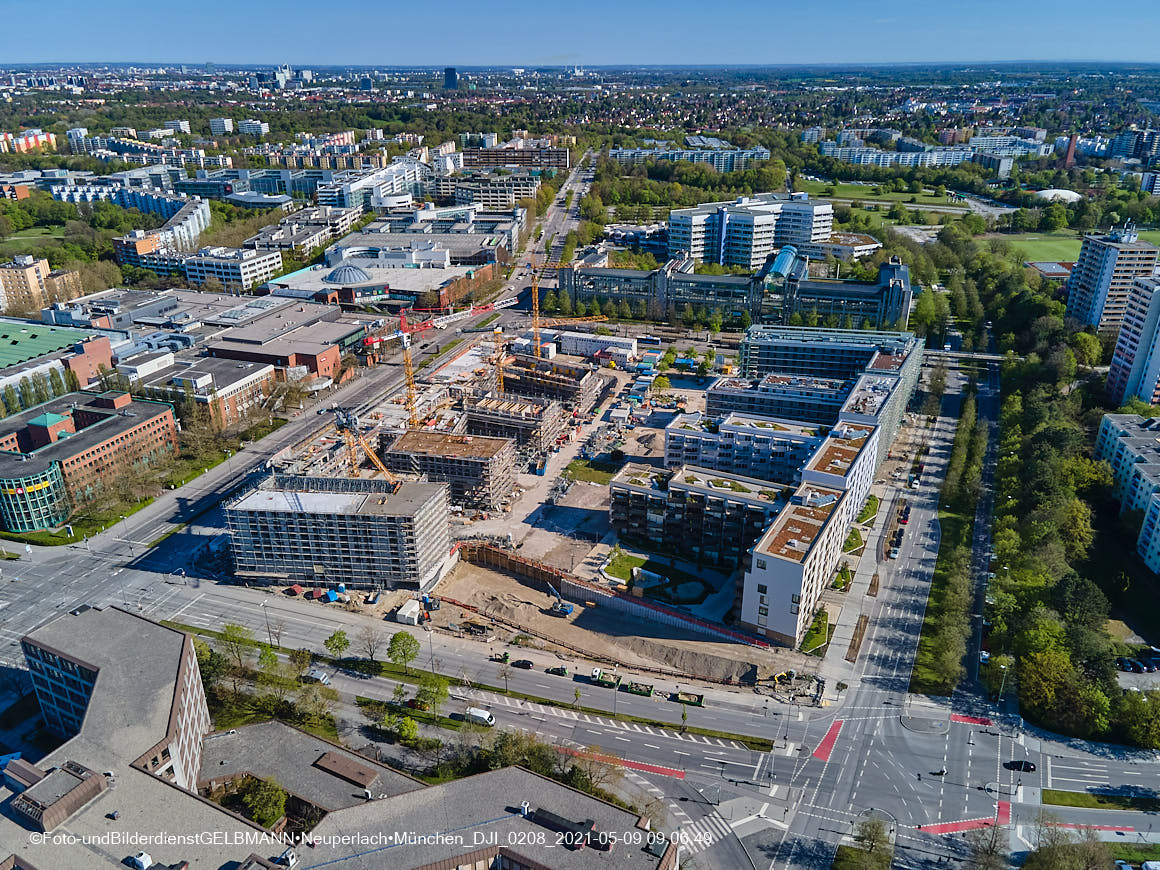 14.05.2021 - Luftaufnahmen vom Perlach Plaza mit Loge No.1 und Loge No.2 in Neuperlach