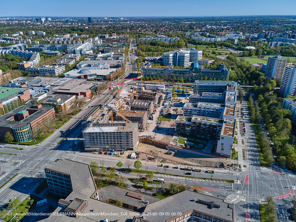 14.05.2021 - Luftaufnahmen vom Perlach Plaza mit Loge No.1 und Loge No.2 in Neuperlach