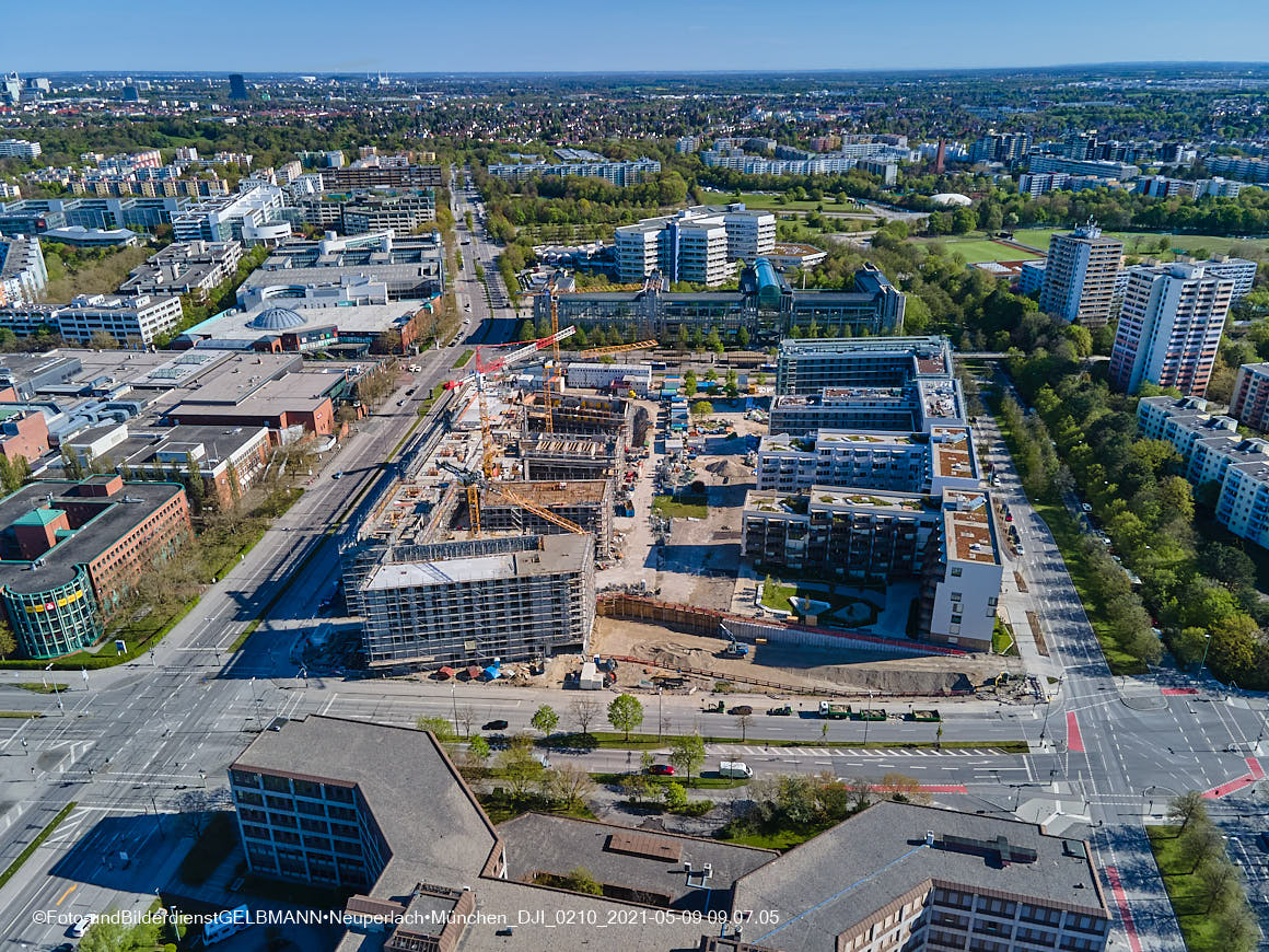 14.05.2021 - Luftaufnahmen vom Perlach Plaza mit Loge No.1 und Loge No.2 in Neuperlach
