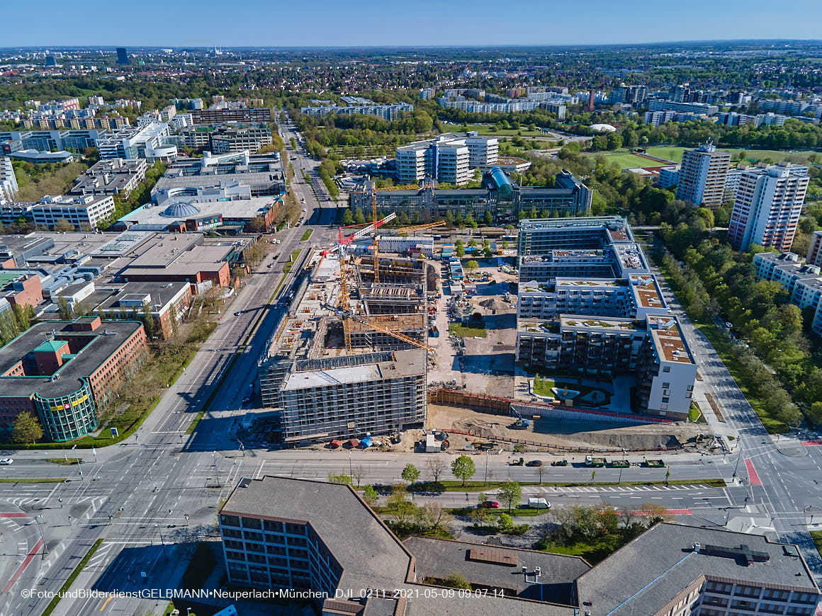 14.05.2021 - Luftaufnahmen vom Perlach Plaza mit Loge No.1 und Loge No.2 in Neuperlach