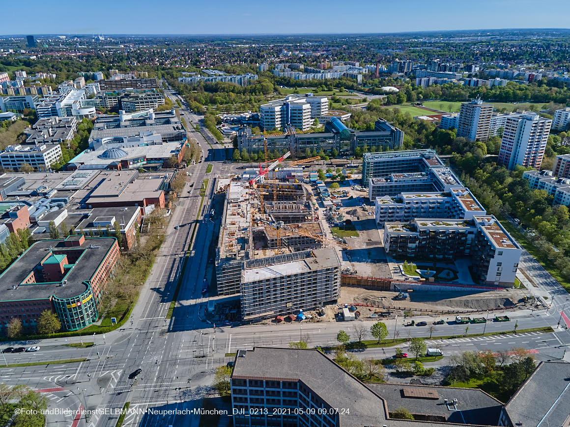 14.05.2021 - Luftaufnahmen vom Perlach Plaza mit Loge No.1 und Loge No.2 in Neuperlach