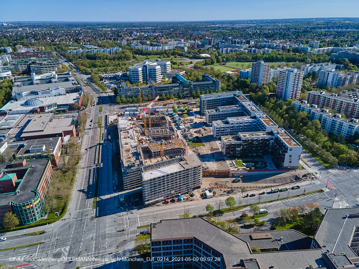 14.05.2021 - Luftaufnahmen vom Perlach Plaza mit Loge No.1 und Loge No.2 in Neuperlach