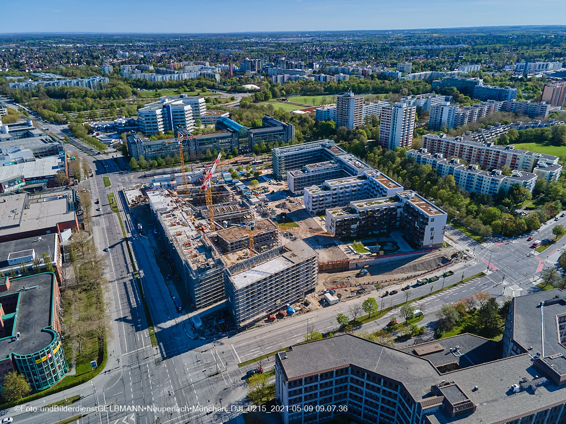 14.05.2021 - Luftaufnahmen vom Perlach Plaza mit Loge No.1 und Loge No.2 in Neuperlach