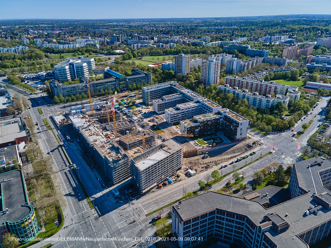 14.05.2021 - Luftaufnahmen vom Perlach Plaza mit Loge No.1 und Loge No.2 in Neuperlach