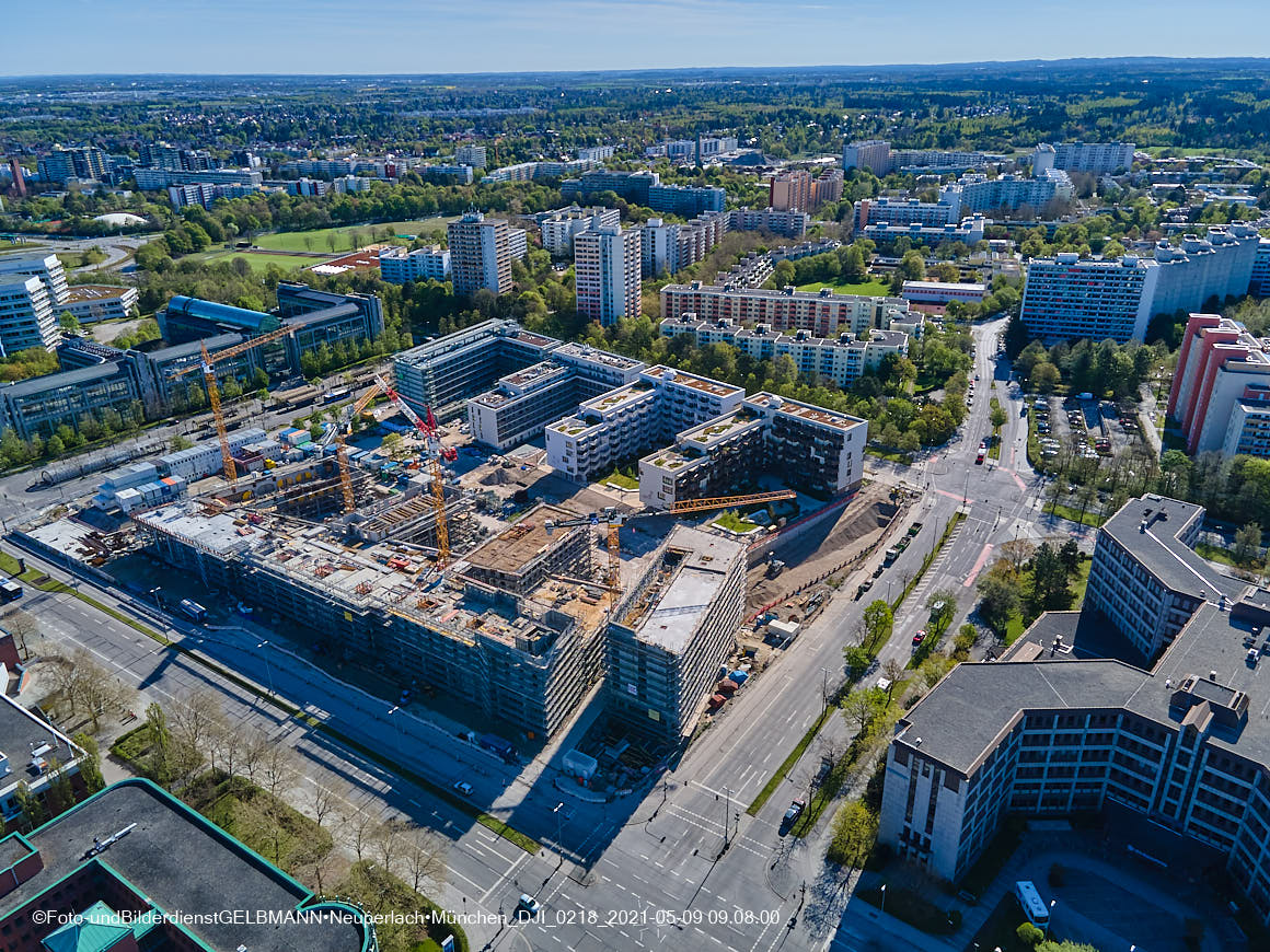 14.05.2021 - Luftaufnahmen vom Perlach Plaza mit Loge No.1 und Loge No.2 in Neuperlach