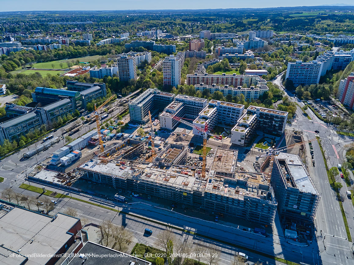 14.05.2021 - Luftaufnahmen vom Perlach Plaza mit Loge No.1 und Loge No.2 in Neuperlach