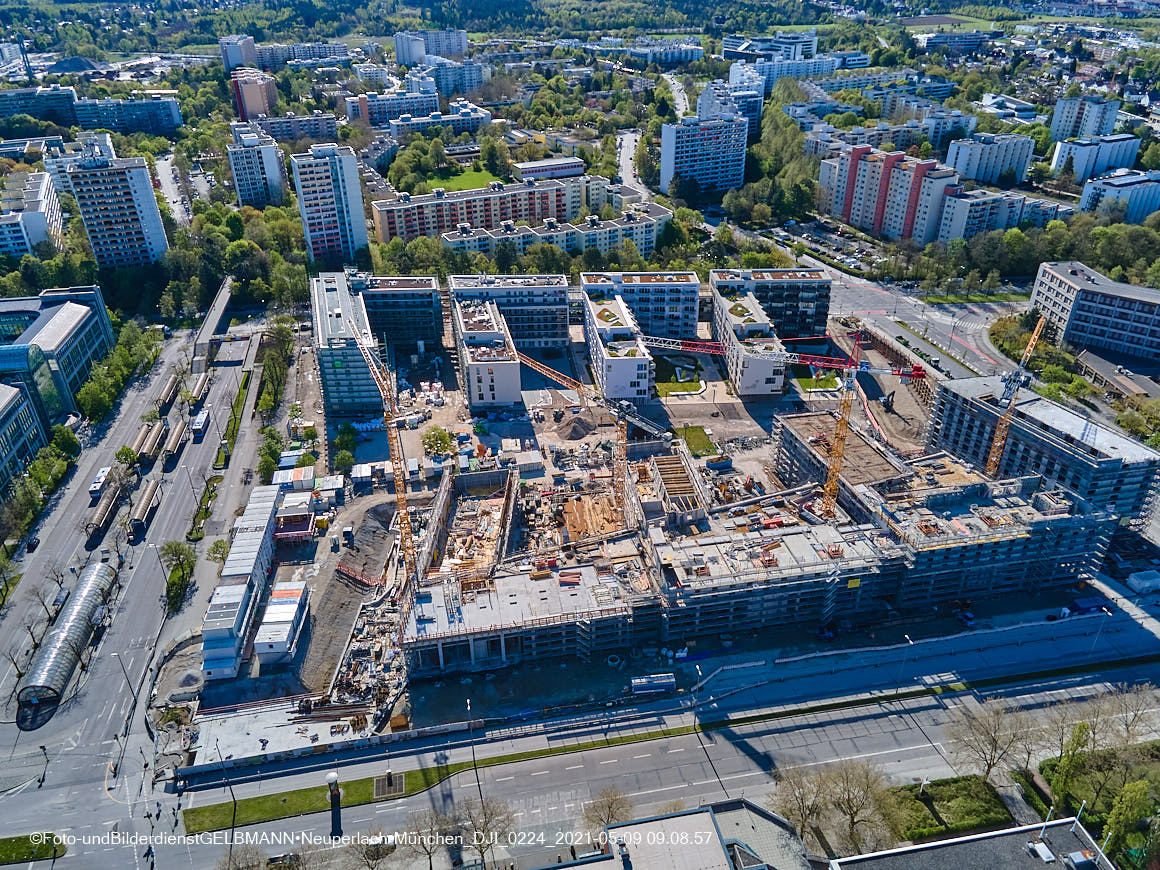 14.05.2021 - Luftaufnahmen vom Perlach Plaza mit Loge No.1 und Loge No.2 in Neuperlach