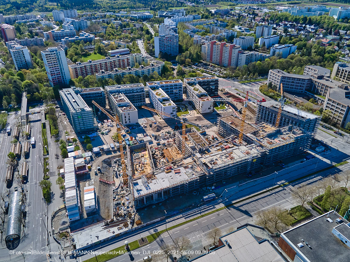 14.05.2021 - Luftaufnahmen vom Perlach Plaza mit Loge No.1 und Loge No.2 in Neuperlach