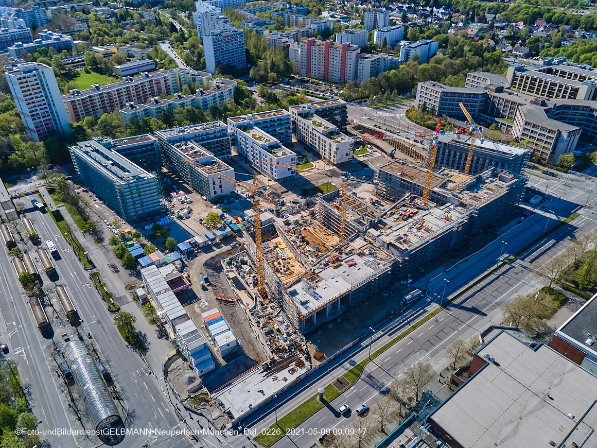 14.05.2021 - Luftaufnahmen vom Perlach Plaza mit Loge No.1 und Loge No.2 in Neuperlach