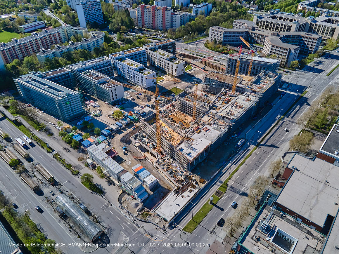 14.05.2021 - Luftaufnahmen vom Perlach Plaza mit Loge No.1 und Loge No.2 in Neuperlach
