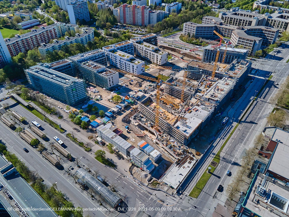14.05.2021 - Luftaufnahmen vom Perlach Plaza mit Loge No.1 und Loge No.2 in Neuperlach