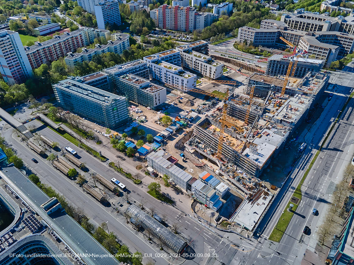 14.05.2021 - Luftaufnahmen vom Perlach Plaza mit Loge No.1 und Loge No.2 in Neuperlach