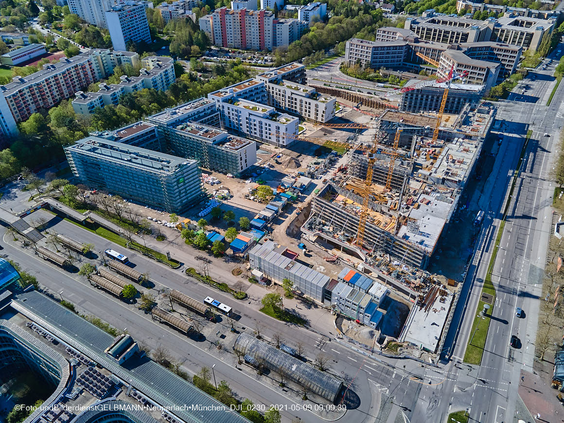 14.05.2021 - Luftaufnahmen vom Perlach Plaza mit Loge No.1 und Loge No.2 in Neuperlach
