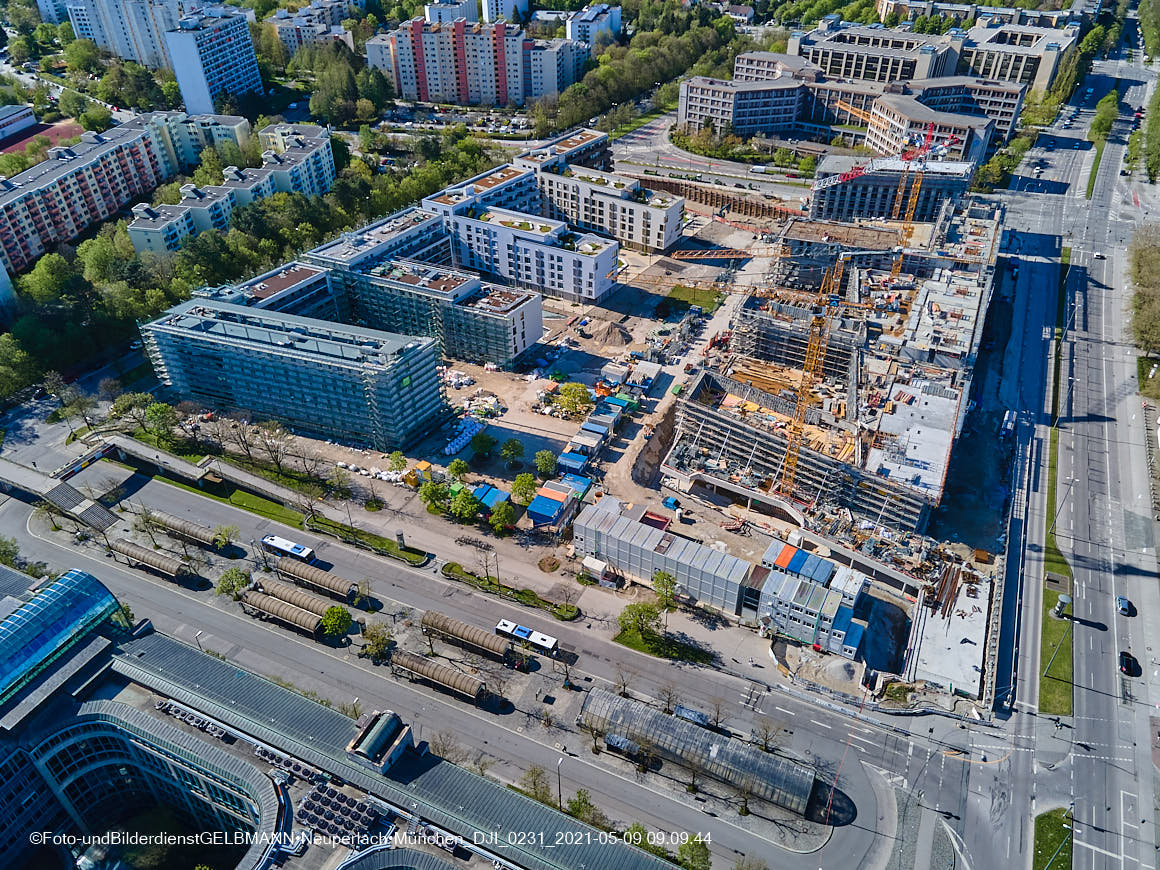 14.05.2021 - Luftaufnahmen vom Perlach Plaza mit Loge No.1 und Loge No.2 in Neuperlach