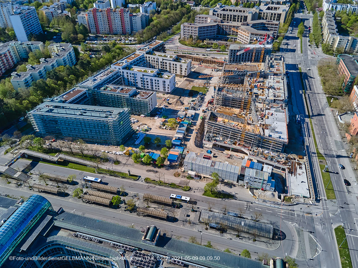 14.05.2021 - Luftaufnahmen vom Perlach Plaza mit Loge No.1 und Loge No.2 in Neuperlach