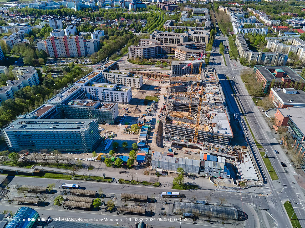 14.05.2021 - Luftaufnahmen vom Perlach Plaza mit Loge No.1 und Loge No.2 in Neuperlach
