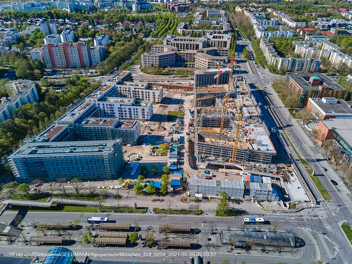 14.05.2021 - Luftaufnahmen vom Perlach Plaza mit Loge No.1 und Loge No.2 in Neuperlach