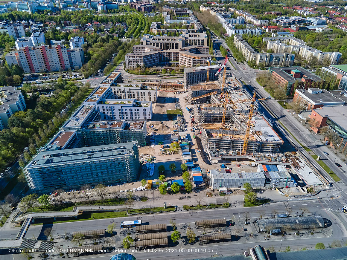 14.05.2021 - Luftaufnahmen vom Perlach Plaza mit Loge No.1 und Loge No.2 in Neuperlach