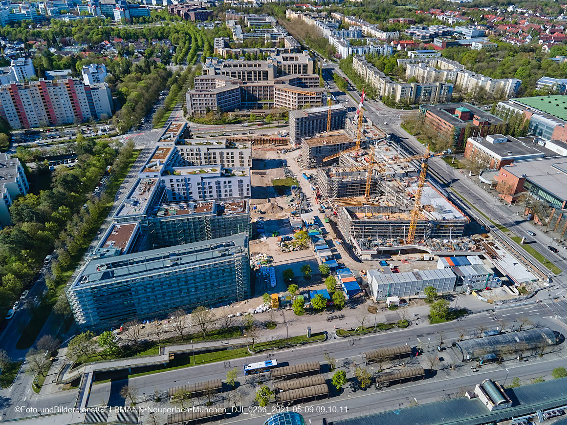 14.05.2021 - Luftaufnahmen vom Perlach Plaza mit Loge No.1 und Loge No.2 in Neuperlach