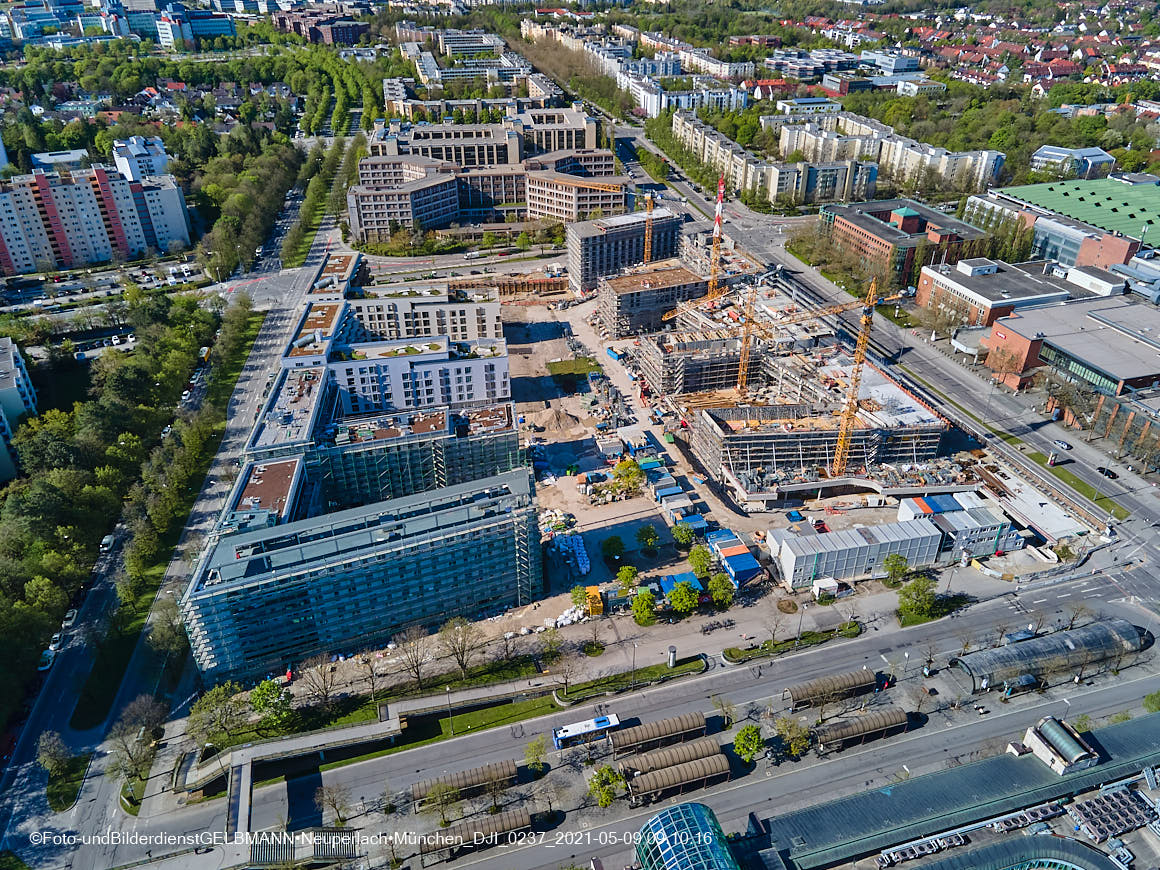 14.05.2021 - Luftaufnahmen vom Perlach Plaza mit Loge No.1 und Loge No.2 in Neuperlach