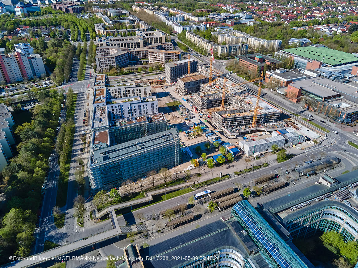 14.05.2021 - Luftaufnahmen vom Perlach Plaza mit Loge No.1 und Loge No.2 in Neuperlach