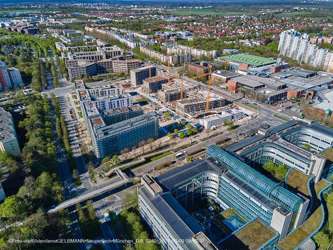 14.05.2021 - Luftaufnahmen vom Perlach Plaza mit Loge No.1 und Loge No.2 in Neuperlach