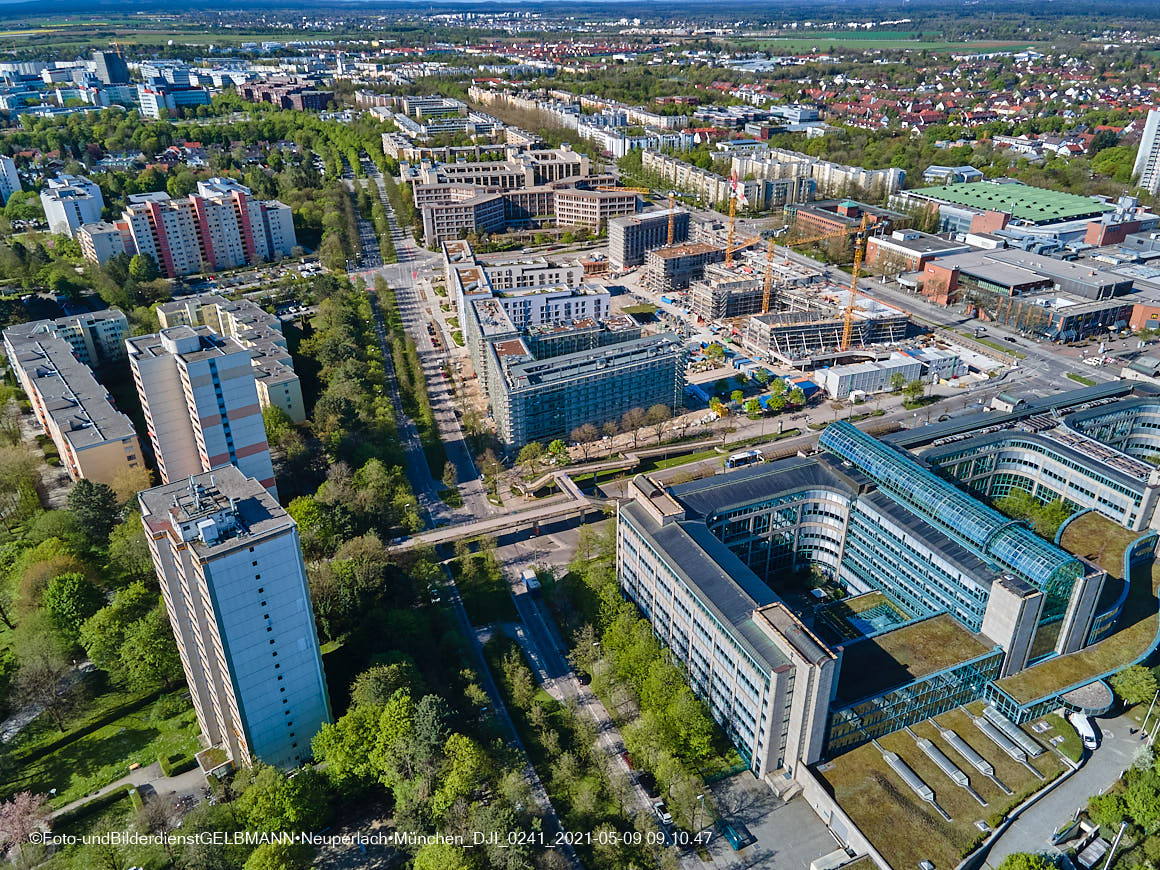 14.05.2021 - Luftaufnahmen vom Perlach Plaza mit Loge No.1 und Loge No.2 in Neuperlach